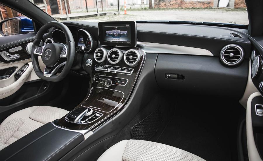 Интерьер Mercedes-Benz C300 Coupe AMG Line 2016 года  (NA) (фото 16 из 26)